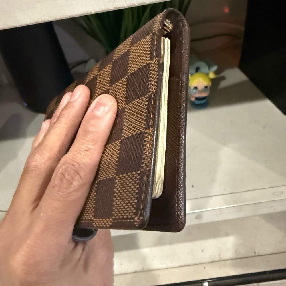 Louis Vuitton - Picture 3 of 9
